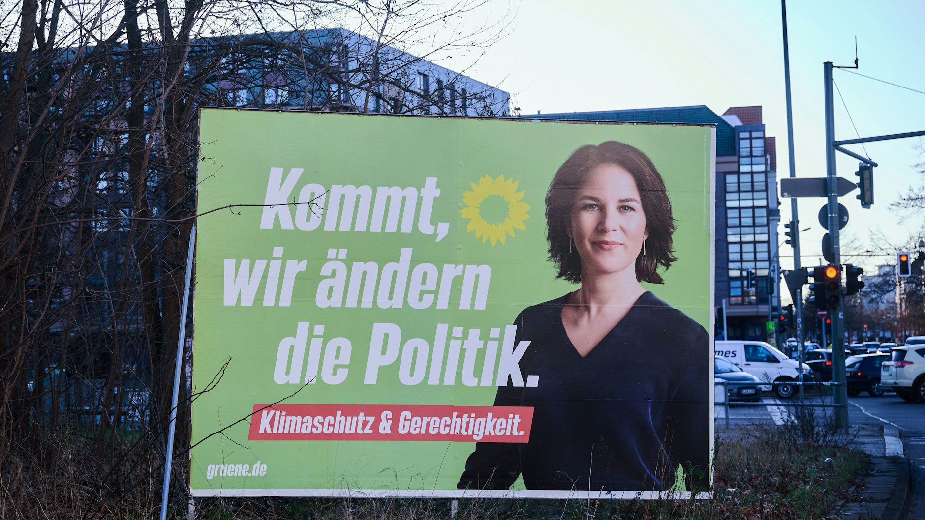 Da staunten die Wähler: Am 3. Januar stand ein Plakat mit Außenministerin Annalena Baerbock an einer Kreuzung in Dahlem. Zur Wahl steht Baerbock beim Urnengang zum Abgeordnetenhaus allerdings nicht. Es war eine alte Tafel, sie wurde aus Versehen aufgestellt.&nbsp;