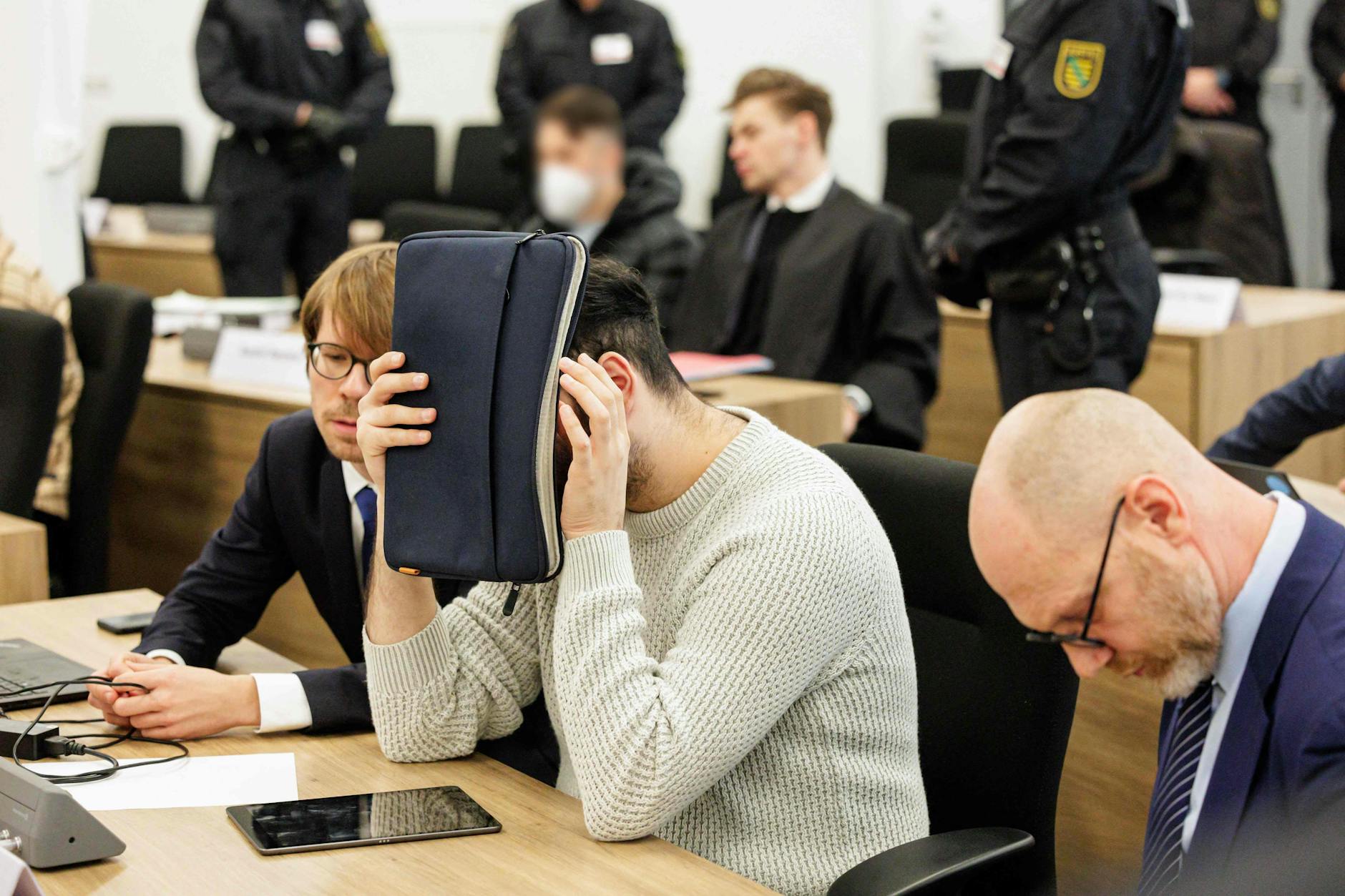 Ein Angeklagter im Gerichtssaal