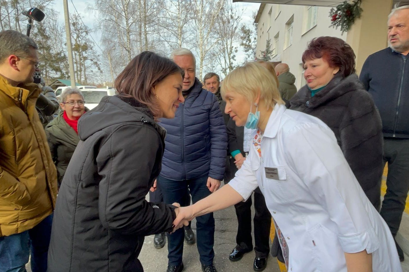 Charkiw: Außenministerin Annalena Baerbock wird während ihrer Reise von der Direktorin des Kinderkrankenhauses Nr. 16, Maryna Kutscherenko, begrüßt.