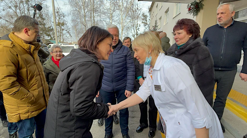 Charkiw: Außenministerin Annalena Baerbock wird während ihrer Reise von der Direktorin des Kinderkrankenhauses Nr. 16, Maryna Kutscherenko, begrüßt.