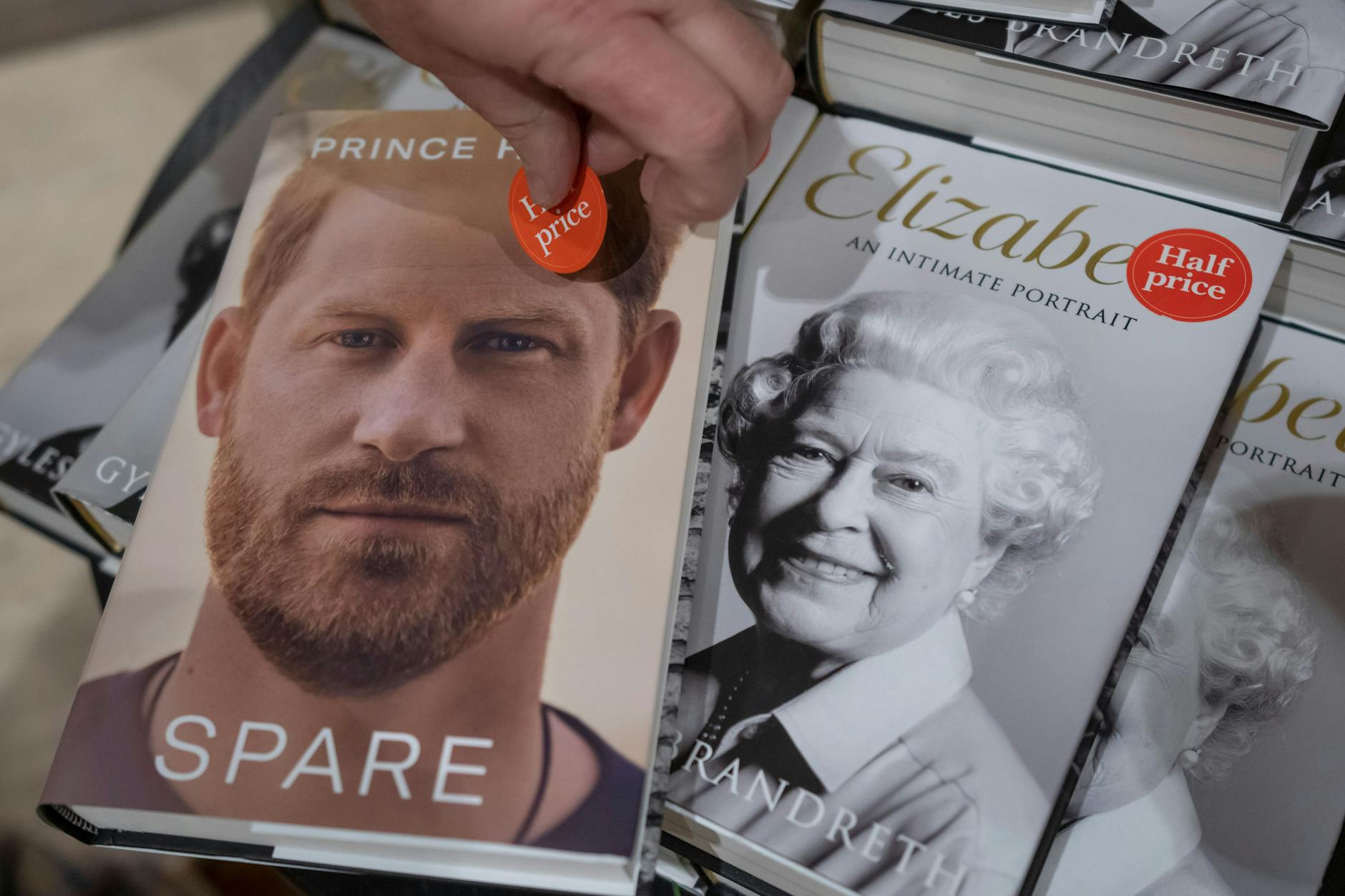 Zwei zum Preis von einem: Harry Biografie und ein Buch über seine Großmutter, die im vergangenen Jahr verstorbene Königin Elizabeth II.