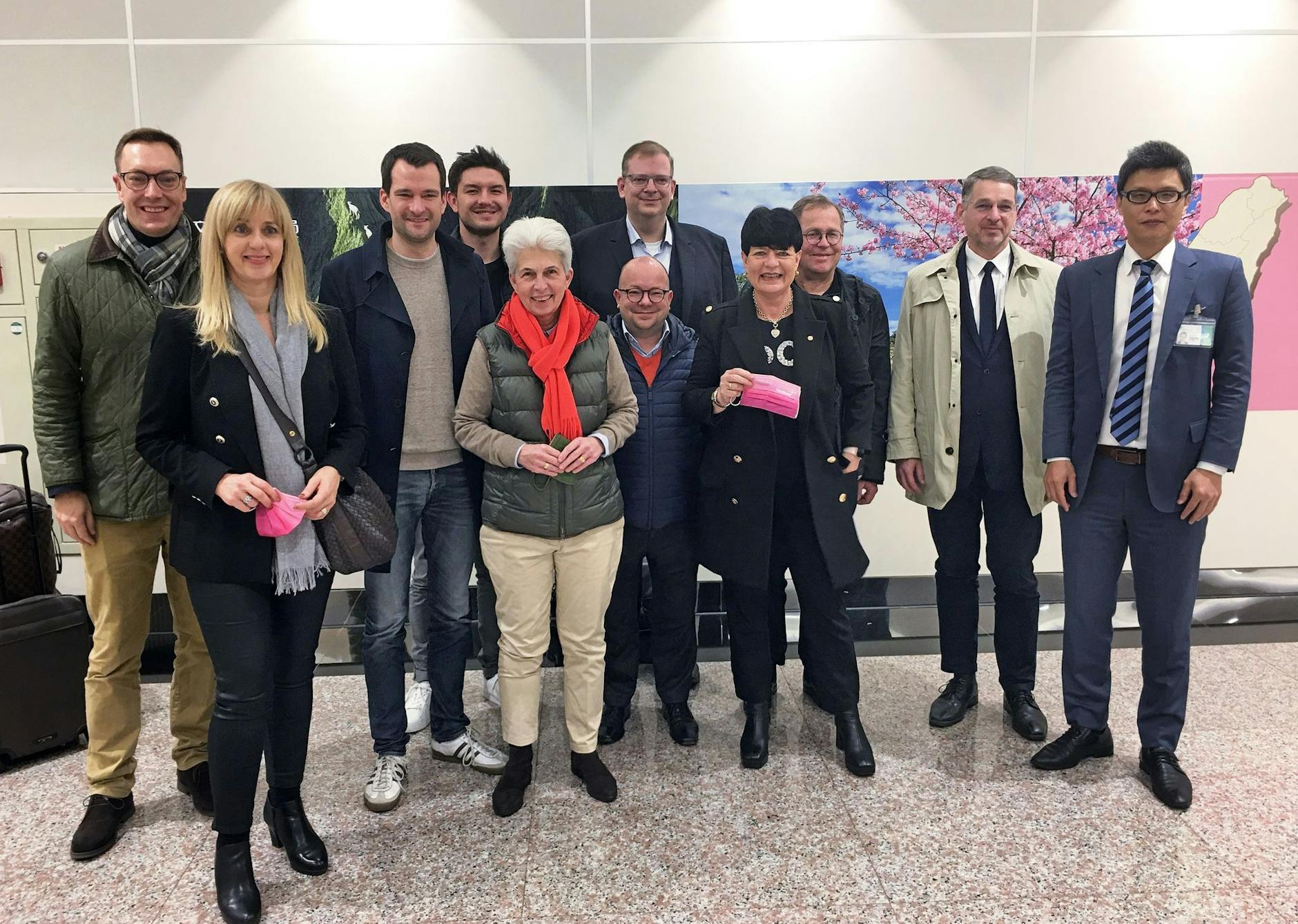 HANDOUT - Die Delegation der FDP steht bei der Ankunft zu einem viertägigen Besuch in Taiwan zusammen.