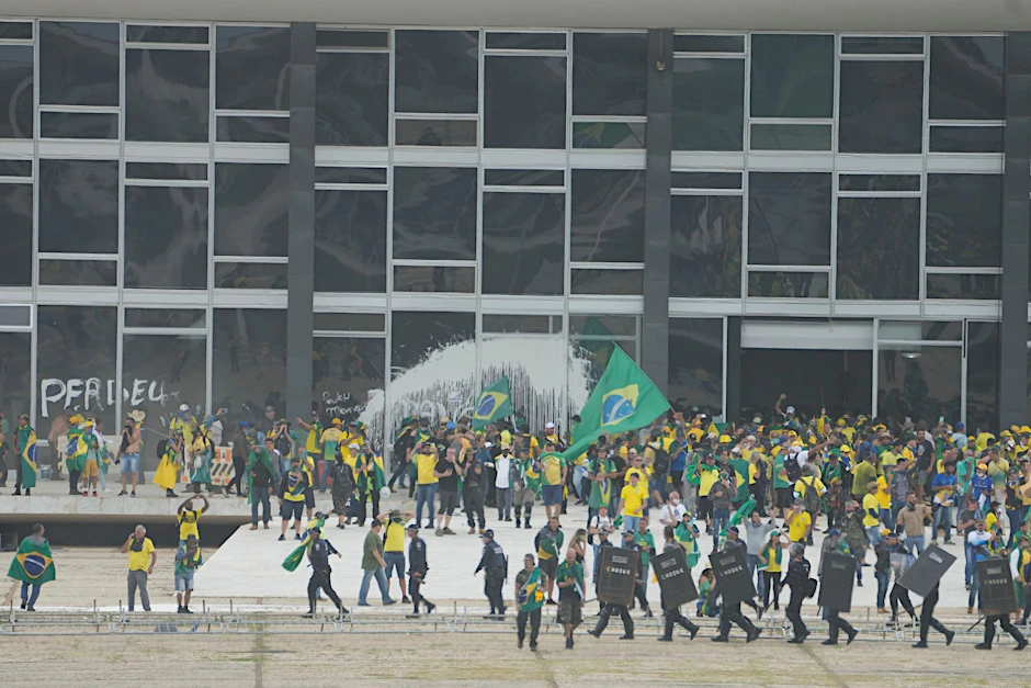 Anhänger des ehemaligen brasilianischen Präsidenten Bolsonaro haben am Sonntag den offiziellen Sitz des brasilianischen Präsidenten gestürmt.  