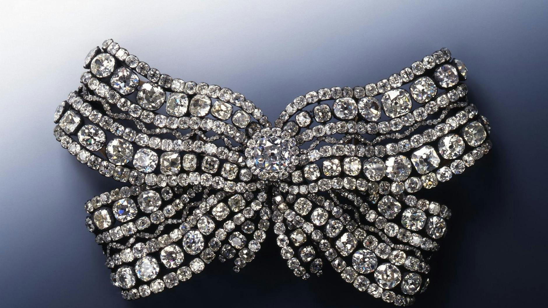 Die Große Brustschleife der Königin Amalie Auguste ist bis heute nicht aufgetaucht.