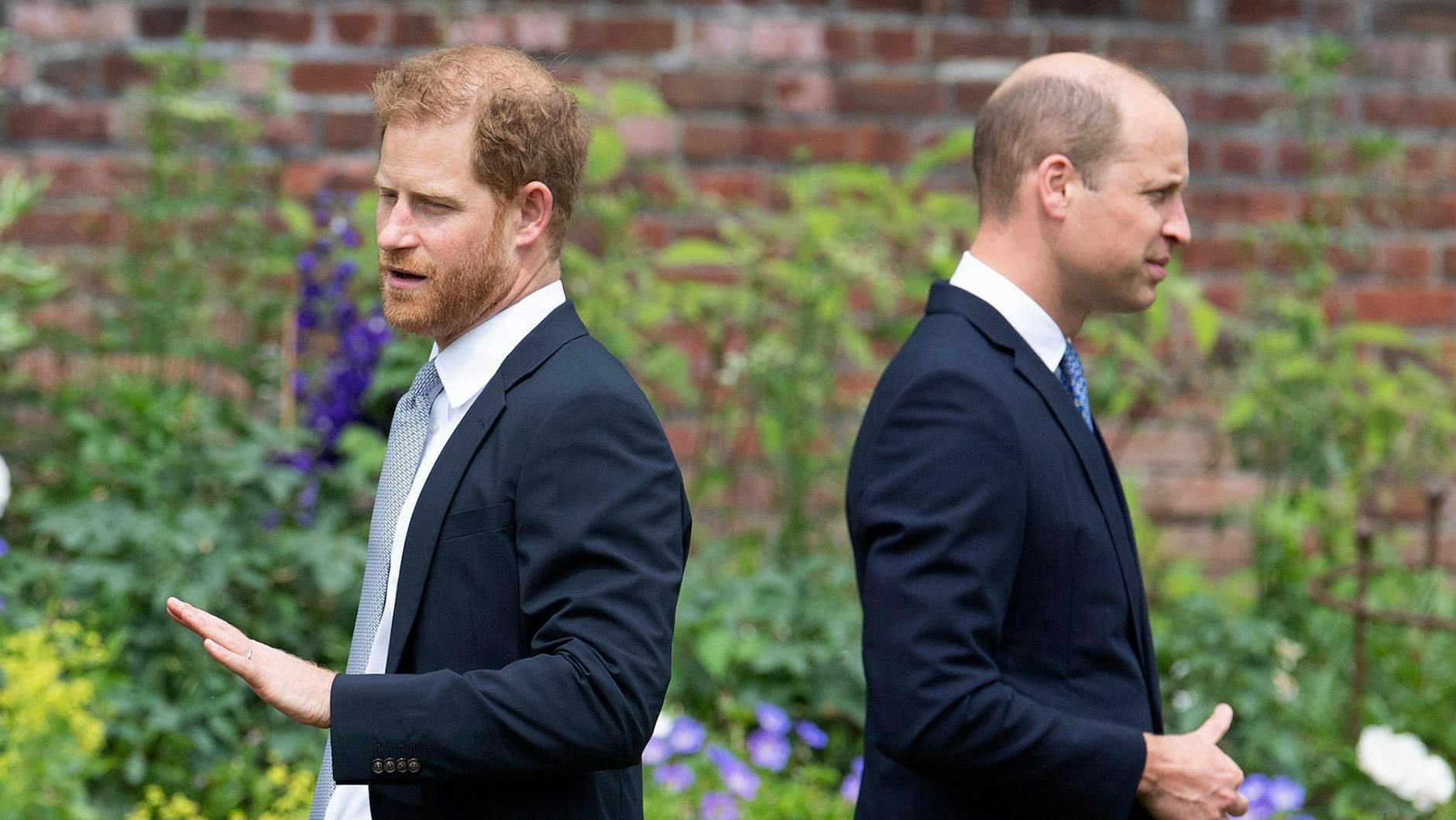Die britischen Prinzen Harry (li.) und William: Zwischen ihnen geht gar nichts mehr. stehen bei der Enthüllung der Statue ihrer Mutter Diana Rücken an Rücken im Sunken Garden des Kensington-Palastes (2021). Foto: 