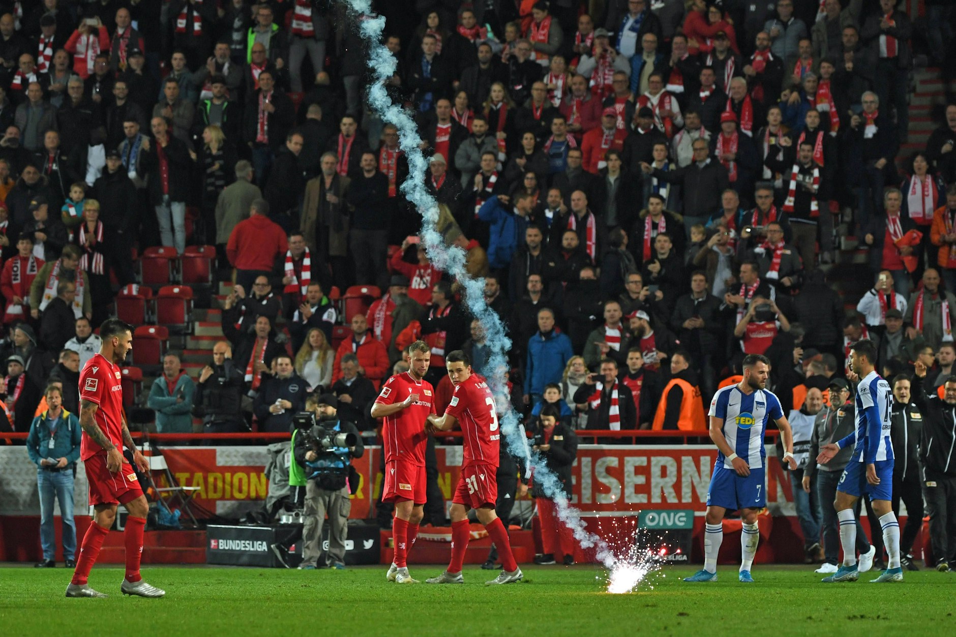 2019, beim ersten Bundesliga-Derby zwischen dem 1. FC Union und Hertha BSC, sorgten einige Fans mit Raketen fast für einen Spielabbruch.