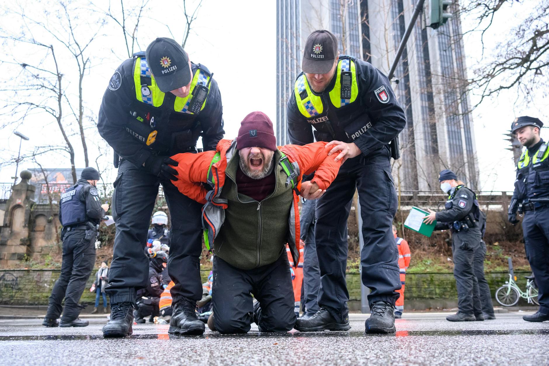 Die Jury begründet ihre Entscheidung damit, dass durch die Bezeichnung „Klimaterroristen“ legitimer Protest diffamiert werde.