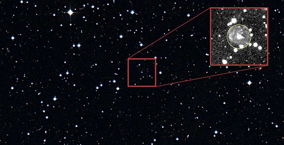 Bild aus einer „Himmelsdurchmusterung“, zentriert auf den neu entdeckten Stern „SALT J203959.5-034117“.&nbsp;