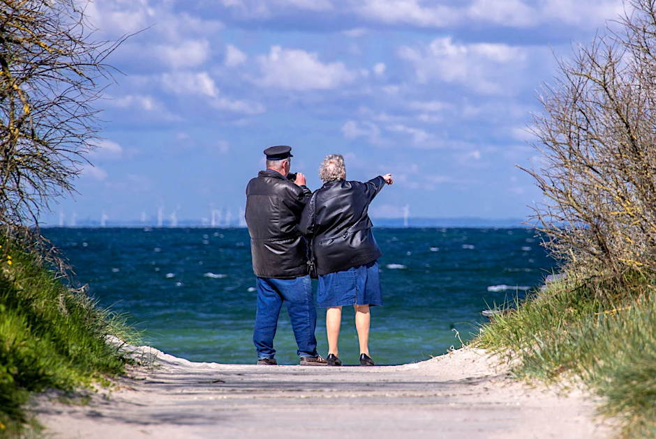 Zwei Rentner stehen am Meer: In Frankreich soll das Eintrittsalter angehoben werden.