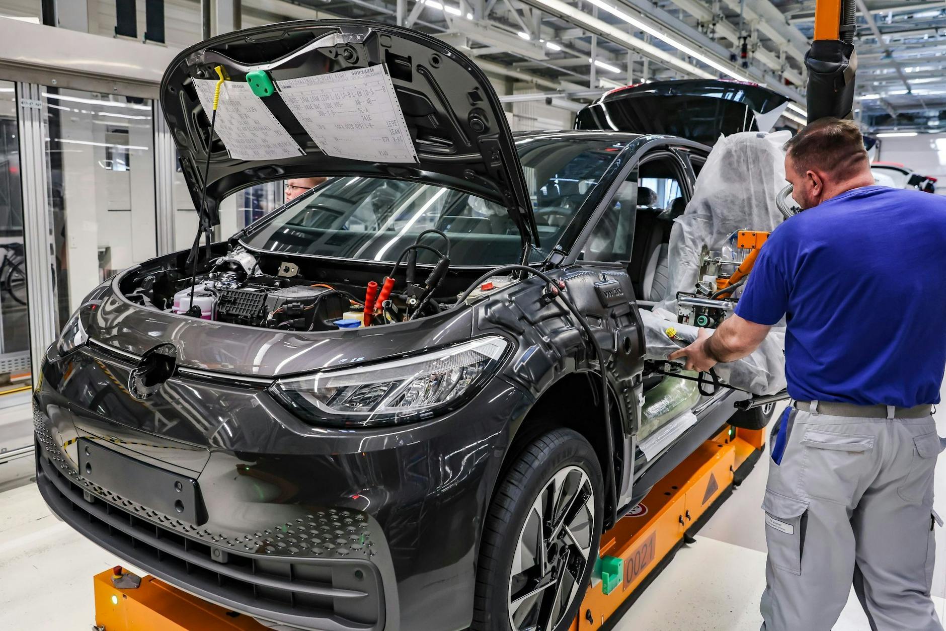 ARCHIV - Bei dem Spitzentreffen von Kanzler Scholz mit der Autoindustrie werden etwa die Chefs der Autokonzerne Mercedes, VW und BMW erwartet.