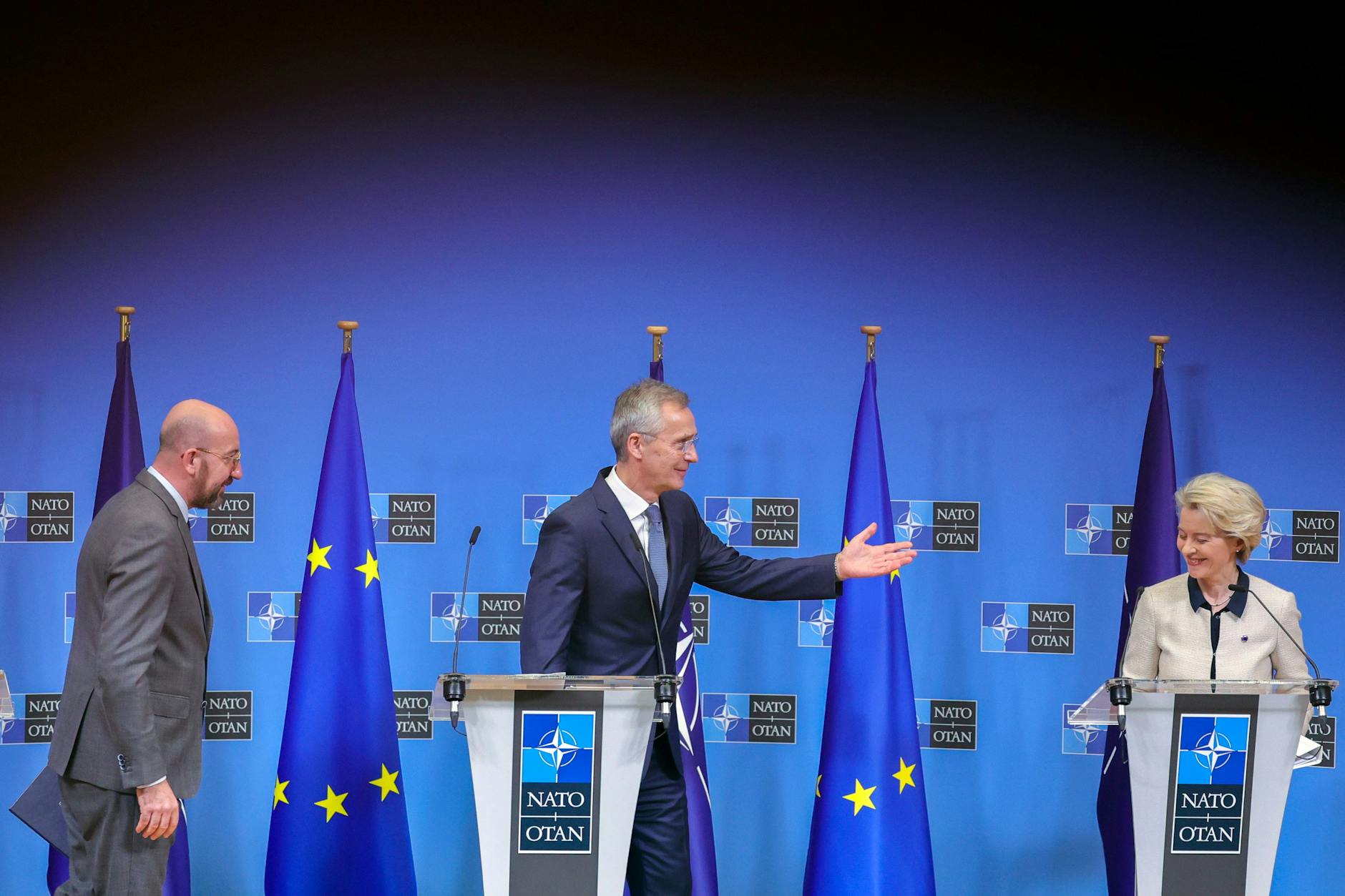 Charles Michel, Jens Stoltenberg und Ursula von der Leyen auf der gemeinsamen Pressekonferenz 
