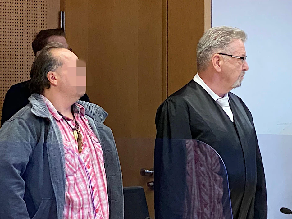 Sascha K. (l.) muss sich vor dem Landgericht Frankfurt (Oder) wegen Mordes verantworten. Er wird von Anwalt Peter Parzyjegla verteidigt.