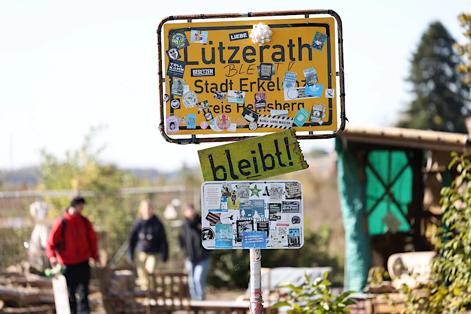 Das von Aktivisten beklebte Dorfeingangs-Schild von Lützerath.
