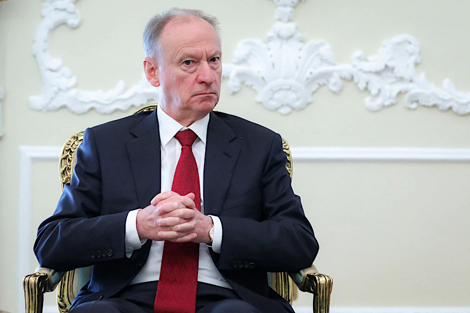 Den russischen Sekretär des Sicherheitsrates Nikolai Patruschew bei einem Treffen mit dem iranischen Präsidenten in Teheran im November. Patruschew gilt als politischer Hardliner.&nbsp;