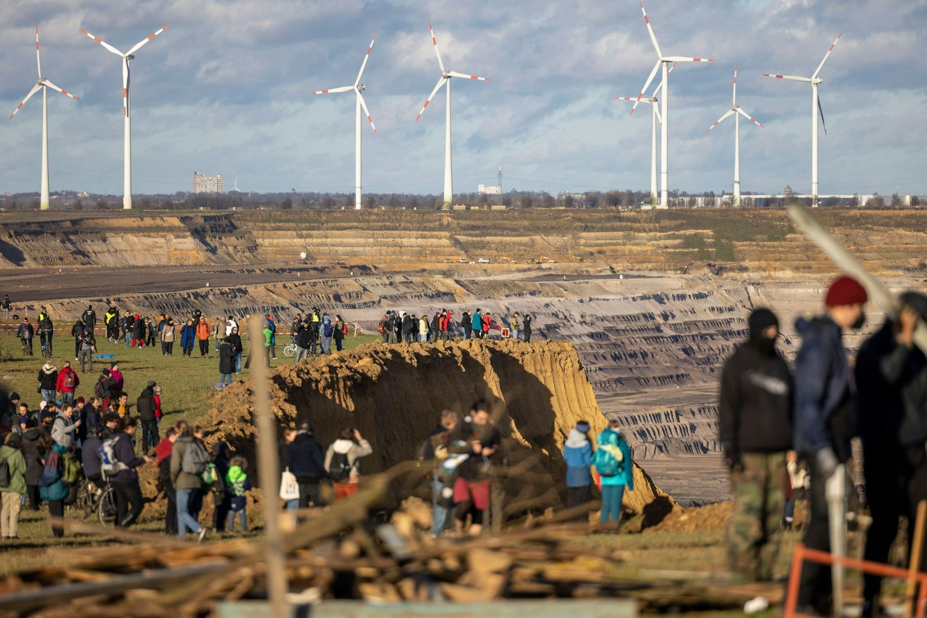Besucher stehen direkt an der Kante des Tagebaus Garzweiler II in Lützerath.  