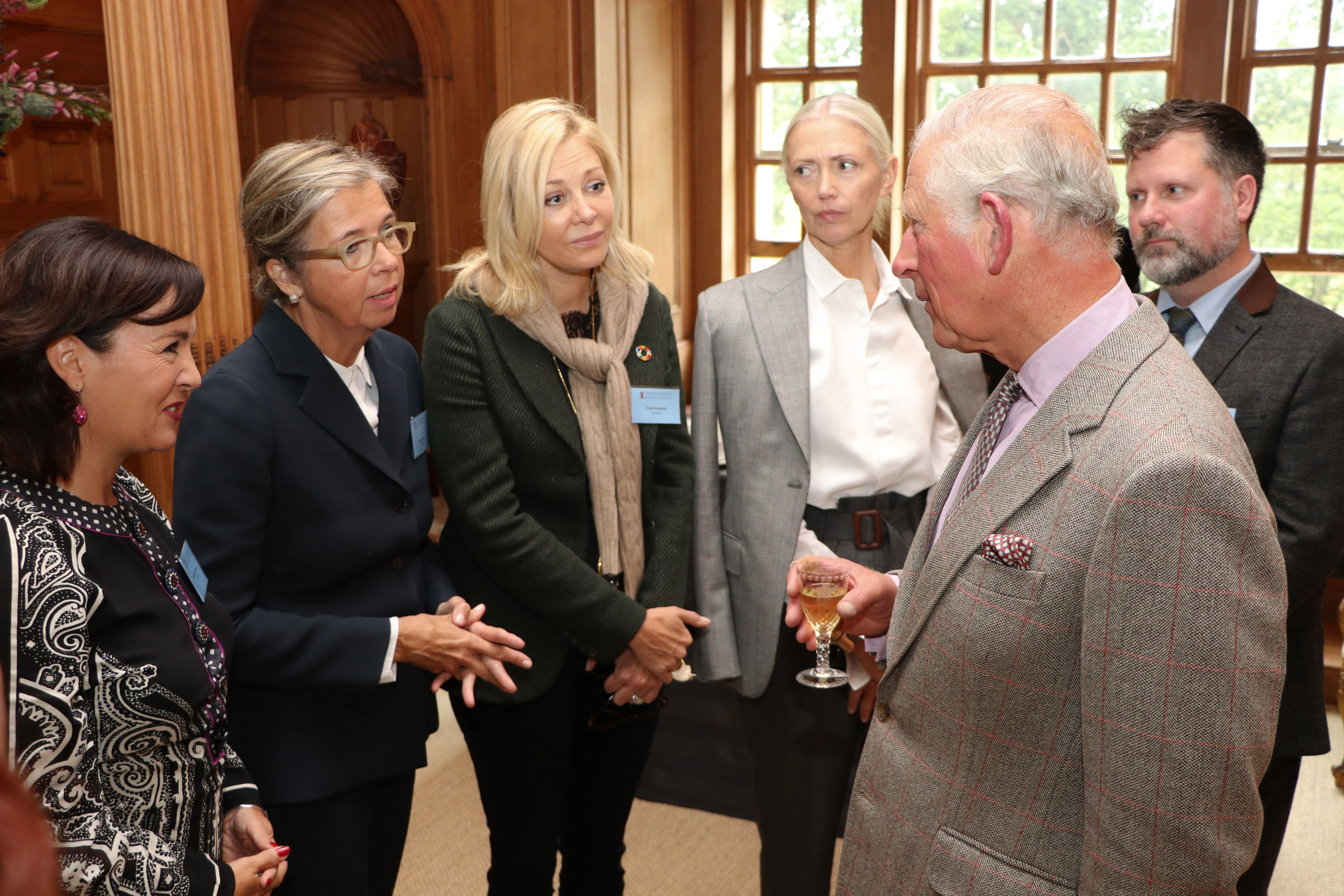 Moderat und Monarch: FCG-Vertreter, darunter Nadja Swarovski (Mitte) und rechts daneben Arp und Lipinski, 2019 mit dem damaligen Prinz Charles.
