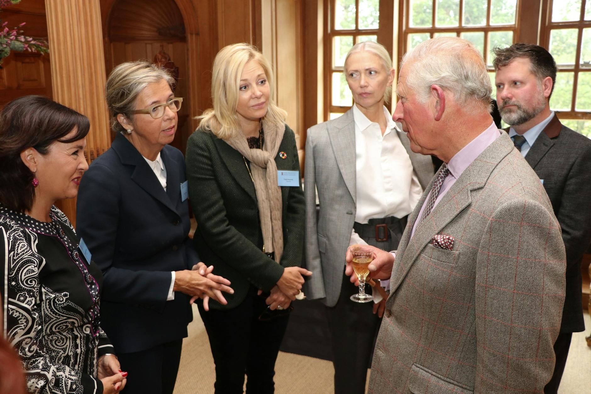 Moderat und Monarch: FCG-Vertreter, darunter Nadja Swarovski (Mitte) und rechts daneben Arp und Lipinski, 2019 mit dem damaligen Prinz Charles.