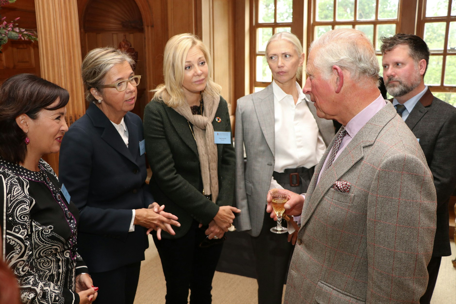 Moderat und Monarch: FCG-Vertreter, darunter Nadja Swarovski (Mitte) und rechts daneben Arp und Lipinski, 2019 mit dem damaligen Prinz Charles.