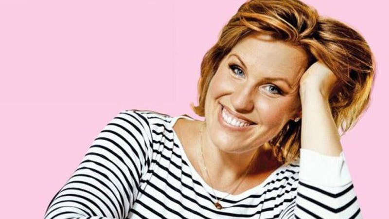 Nicole Staudinger ist die Frau, die Frauen-Themen schlagfertig anpackt! Sie kam über den Brustkrebs zum Schreiben und landete damit ihren ersten Bestseller. Weitere Bestseller wie „Schlagfertigkeitsqueen“ oder „Ich nehm‘ schon zu, wenn andere essen“ und „Männer sind auch nur Menschen“ folgten. Das neuste Buch: „Läuft schon. How to run – eine Anleitung von der unsportlichsten Joggerin der Welt“