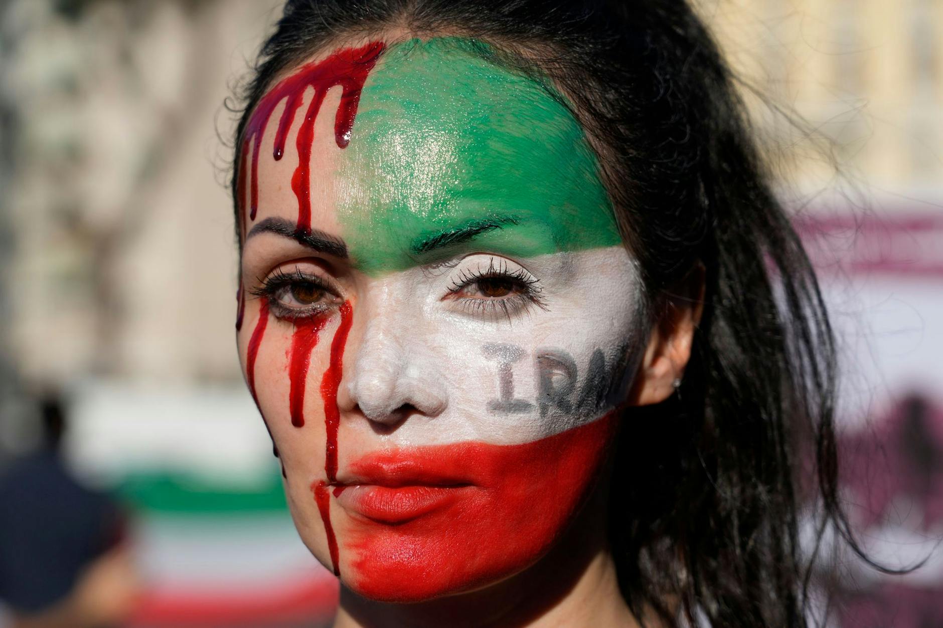 Weltweit – und auch im Internet – wird gegen die iranische Regierung demonstriert.