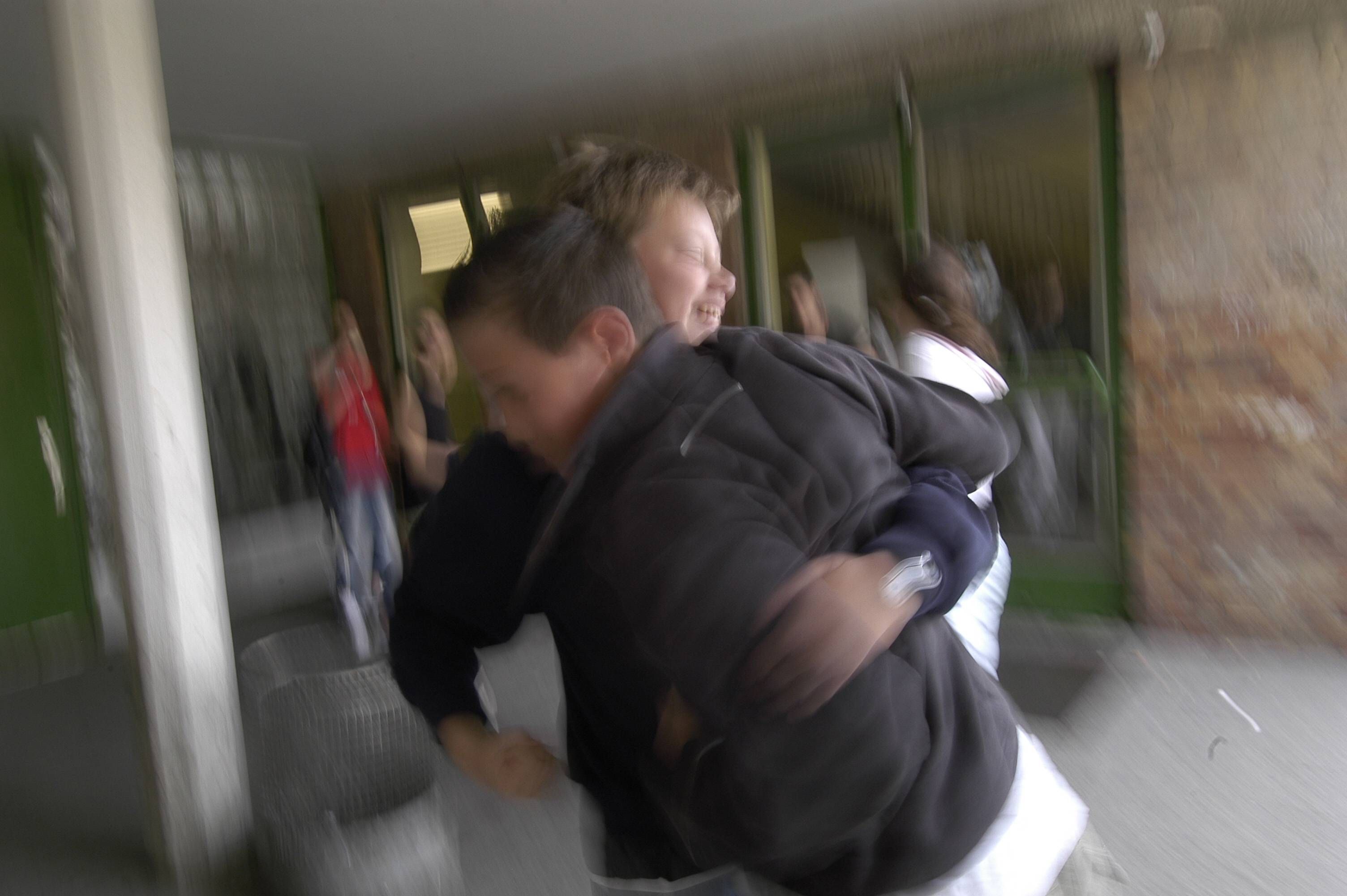 Wut-Knirps rastet komplett aus und verletzt Lehrerin – Polizeieinsatz!