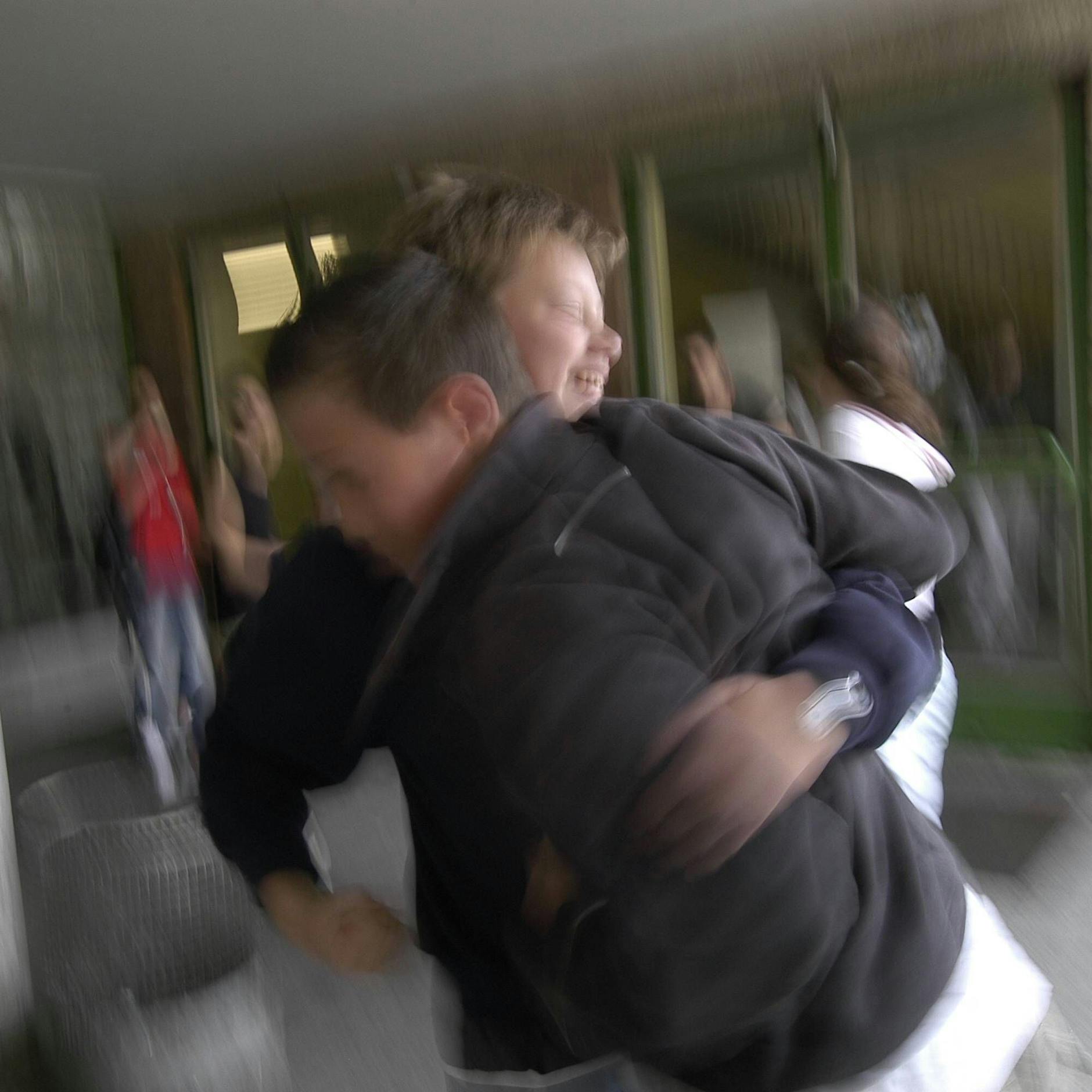 Wut-Knirps rastet komplett aus und verletzt Lehrerin – Polizeieinsatz!