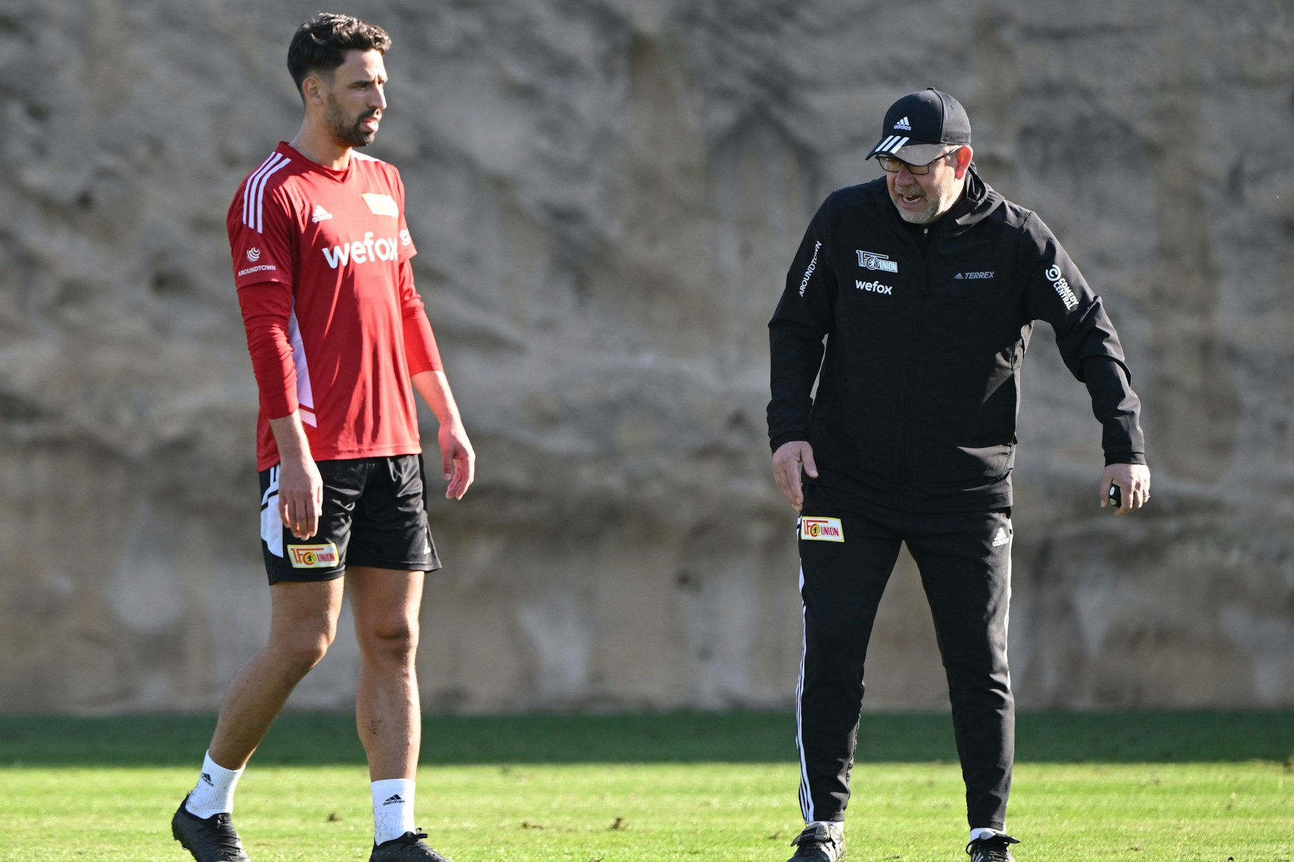 Trainer Urs Fischer (r.) gibt Mittelfeldlenker Rani Khedira Anweisungen.