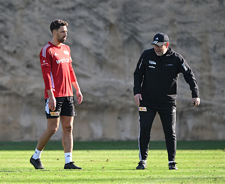 Trainer Urs Fischer (r.) gibt Mittelfeldlenker Rani Khedira Anweisungen.