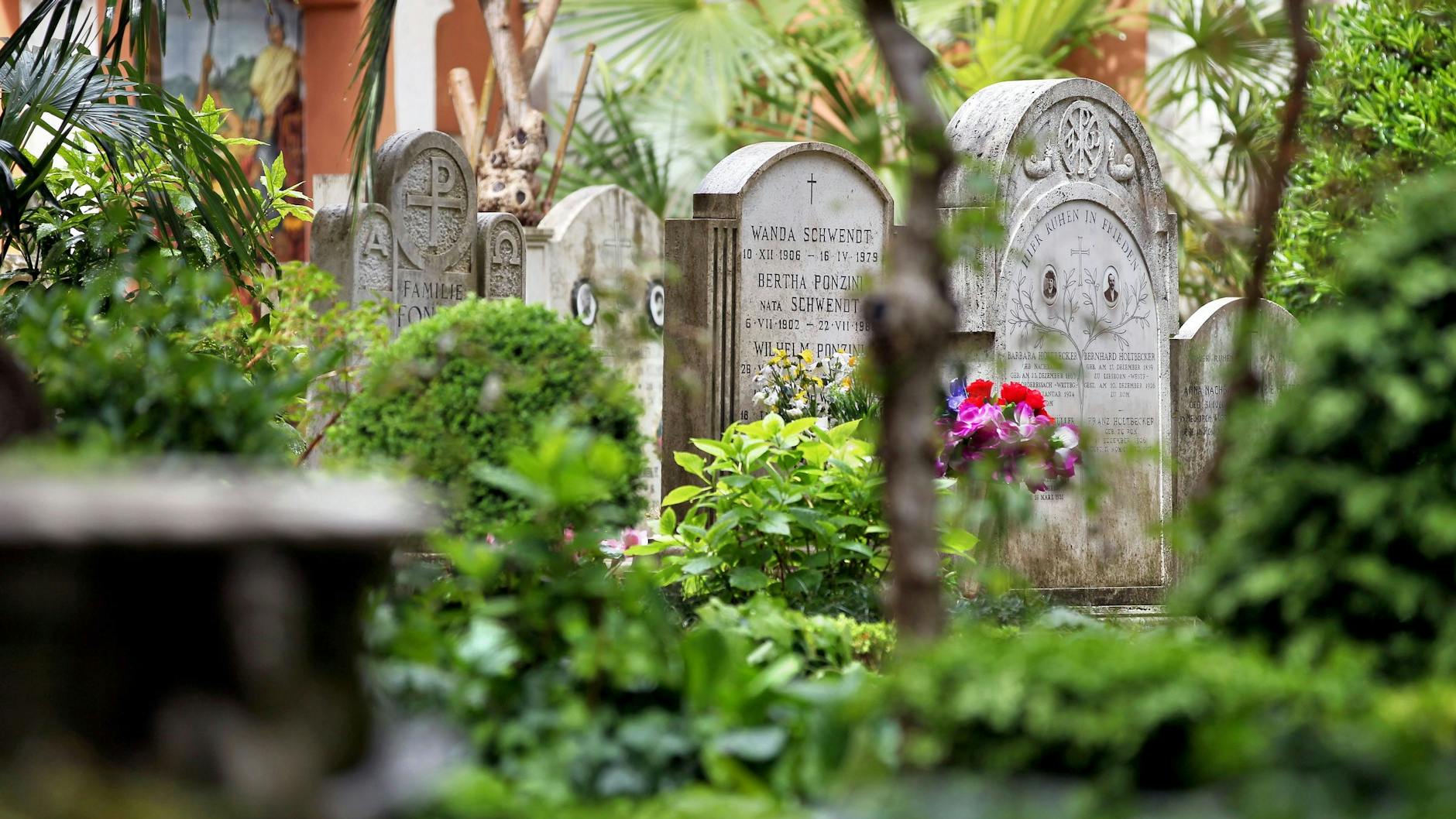 Grabsteine auf dem deutschen Friedhof Campo Santo Teutonico innerhalb der Vatikan-Mauern: Um den Fall zu lösen, wurden 2019 zwei Gräber geöffnet.
