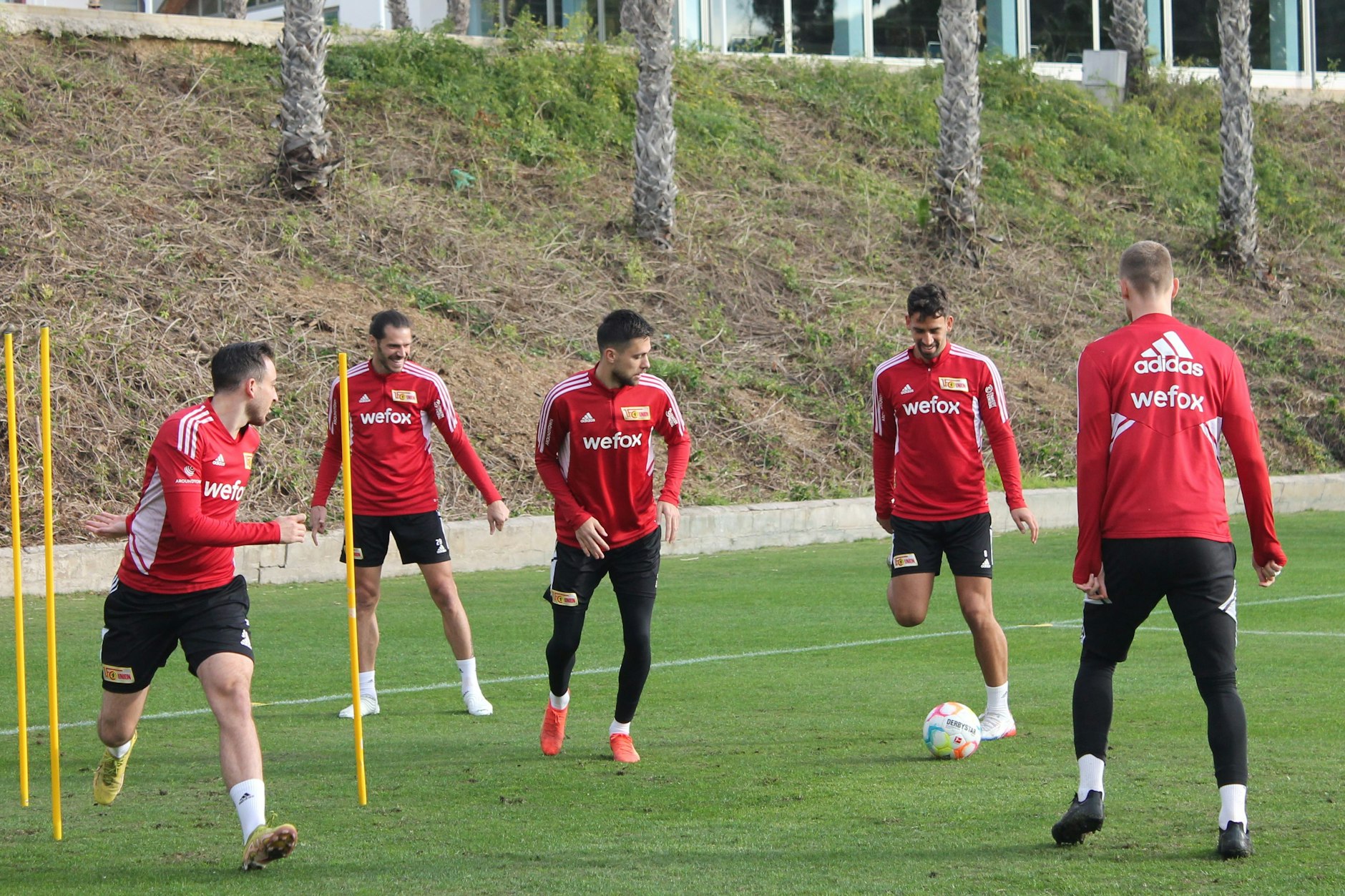 Nicht nur Christopher Trimmel (2.v.l.) und Rani Khedira (2.v.r.) hatten beim 5-gegen-2 viel Spaß.