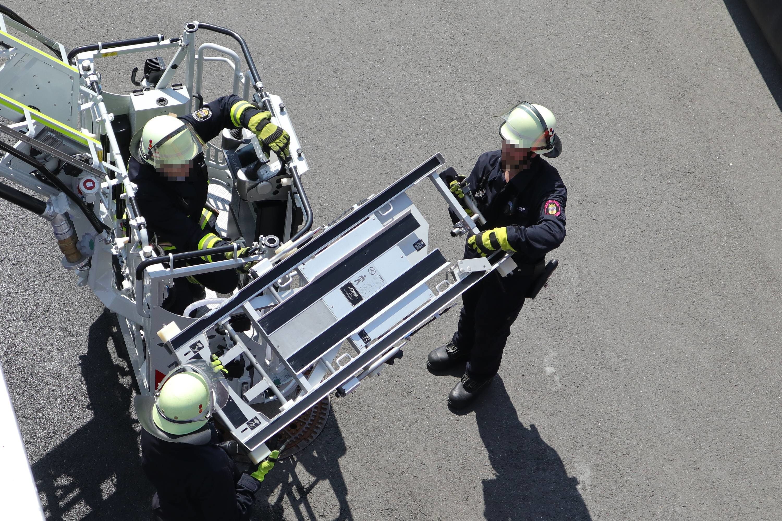 75-Jährige stürzt aus Rettungstrage in den Tod: Staatsanwaltschaft geht gegen acht Feuerwehrleute vor!