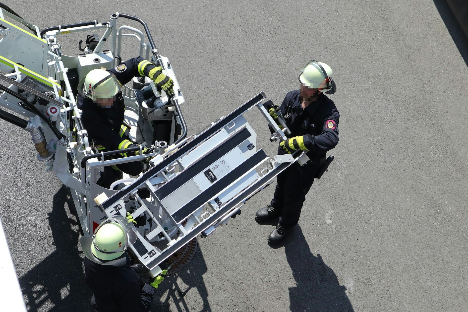 Feuerwehrleute mit einer Rettungstrage