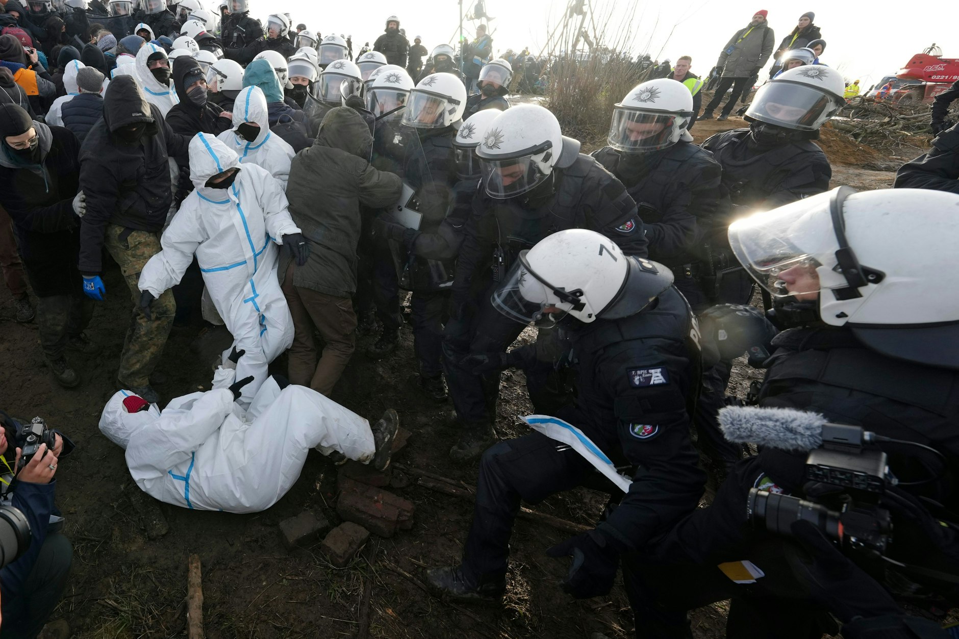 In Lützerath kam es am Dienstag erneut zu Handgreiflichkeiten zwischen Polizisten und Aktivisten.