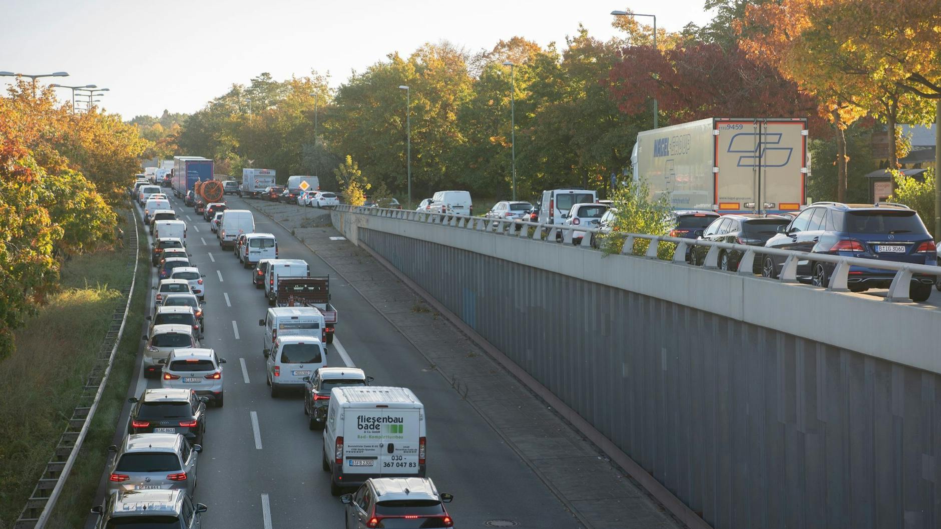 Nichts geht mehr auf der Stadtautobahn: Klima-Kleber haben hier den Verkehr zum Erliegen gebracht.
