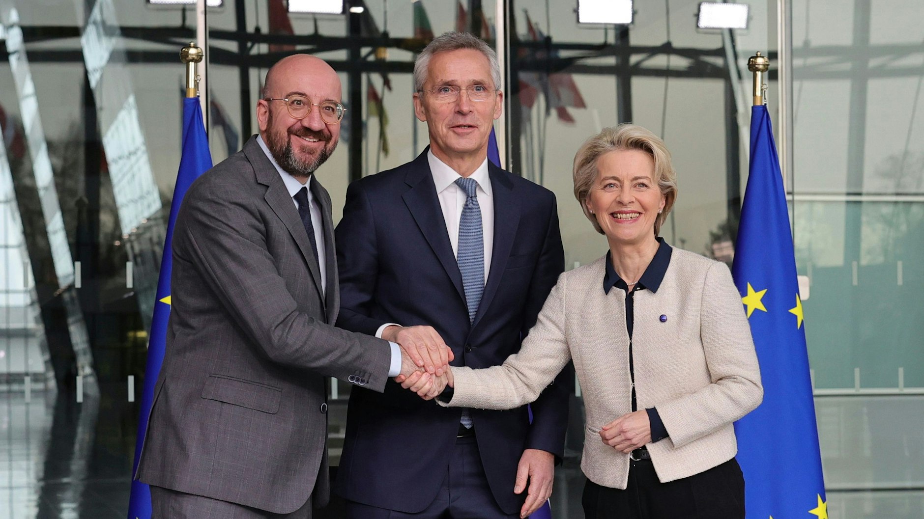 EU-Kommissionspräsidentin Ursula von der Leyen, EU-Ratspräsident Charles Michel für die Mitgliedsstaaten und Nato-Generalsekretär Jens Stoltenberg (Mitte) nach der Unterzeichnung der gemeinsamen Erklärung.