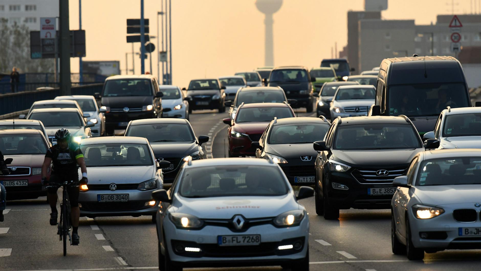 Eine der dicht befahrensten und zugestautesten Strecken Berlins: die A1/B5, sowohl stadtein- als auch stadtauswärts