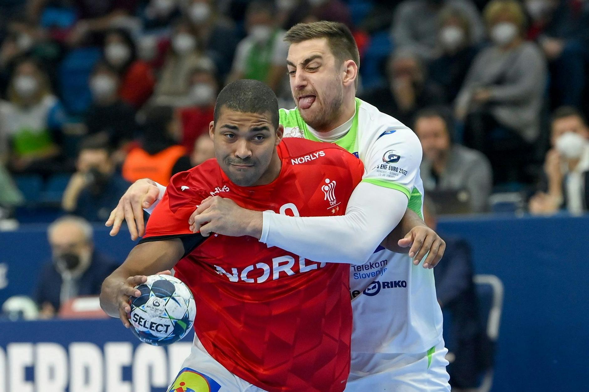 Dänemark muss vermutlich zum Start der Handball-WM auf Mads Mensah Larsen (l.) verzichten.