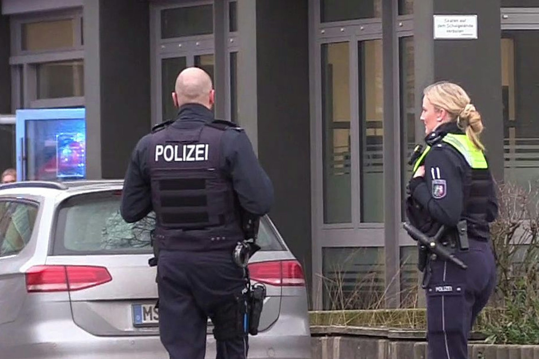 Kurz nach der Tat: Ein Polizist und eine Polizistin sichern die Berufsschule in Ibbenbüren ab.&nbsp;