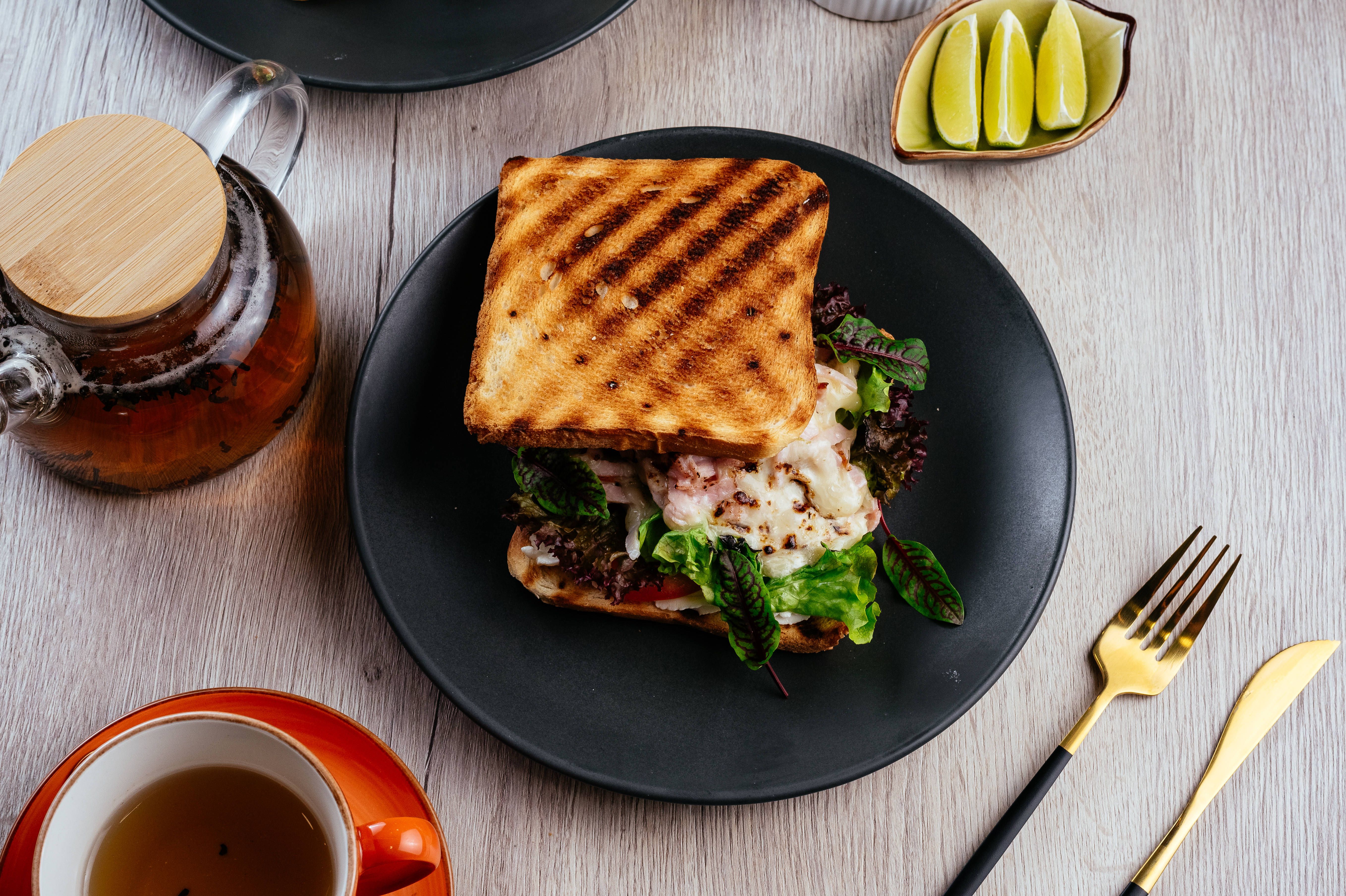 Image - Das beste Sandwich der Welt mit Hähnchen, Salat und gleich mehreren Geheimzutaten – hier gibt es das Rezept!