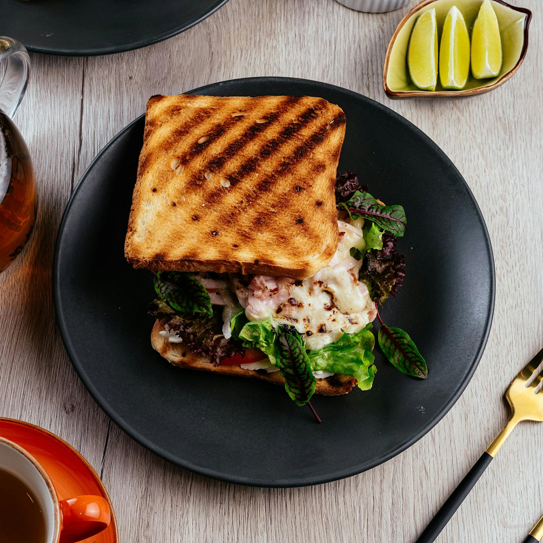 Das beste Sandwich der Welt mit Hähnchen, Salat und gleich mehreren Geheimzutaten – hier gibt es das Rezept!