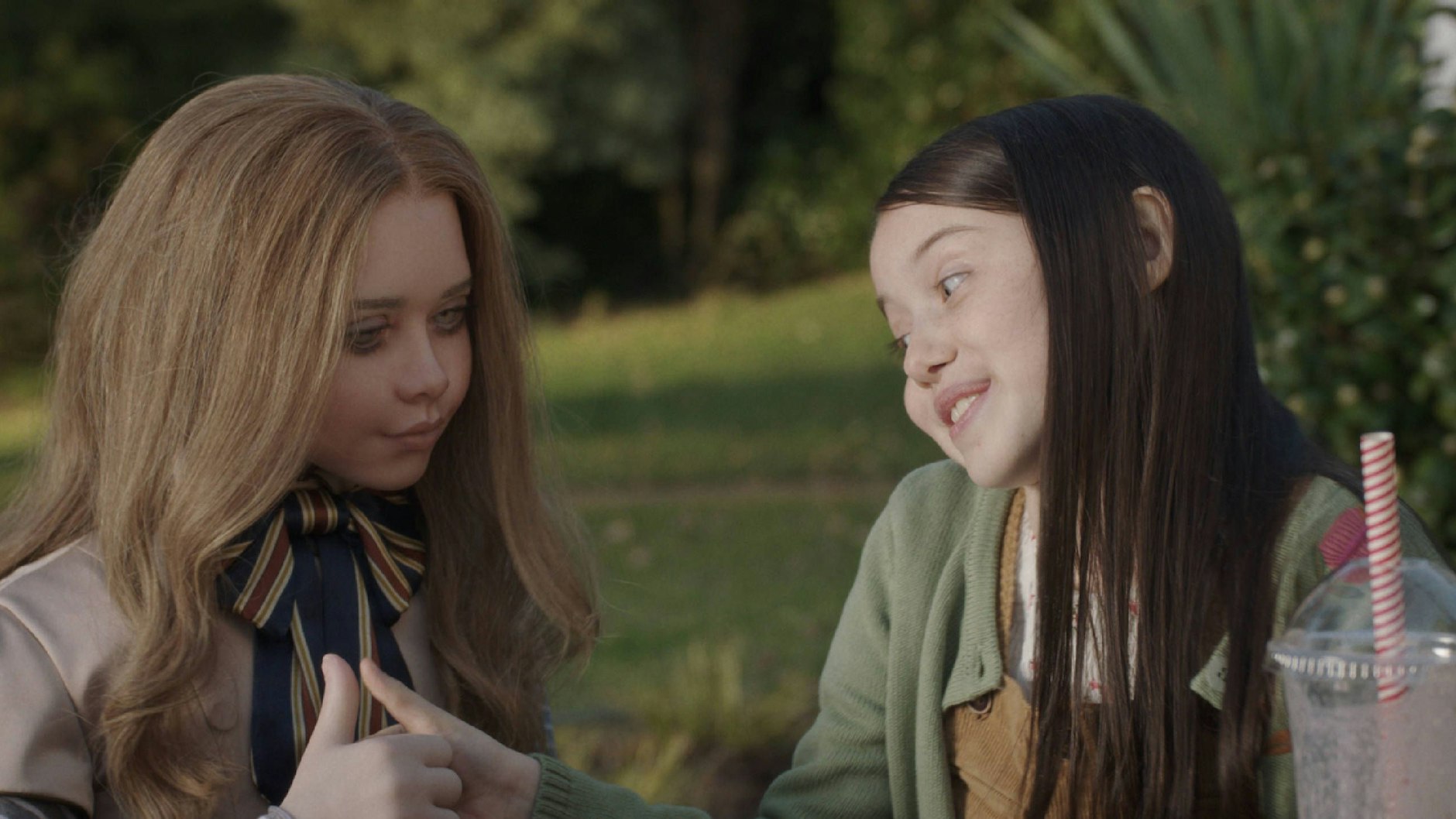 Die kleine Cady versteht sich mit Roboter-Puppe Megan einfach blendend.