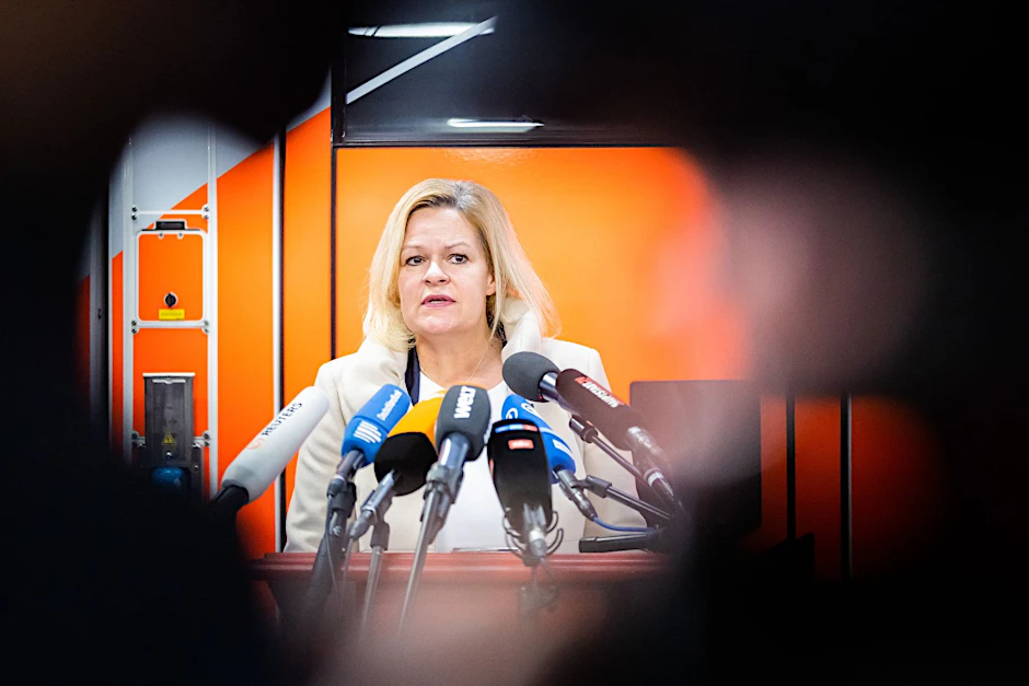 Bundesinnenministerin Nancy Faeser (SPD) spricht sich für eine Verschärfung des Waffenrechts in Deutschland aus.  