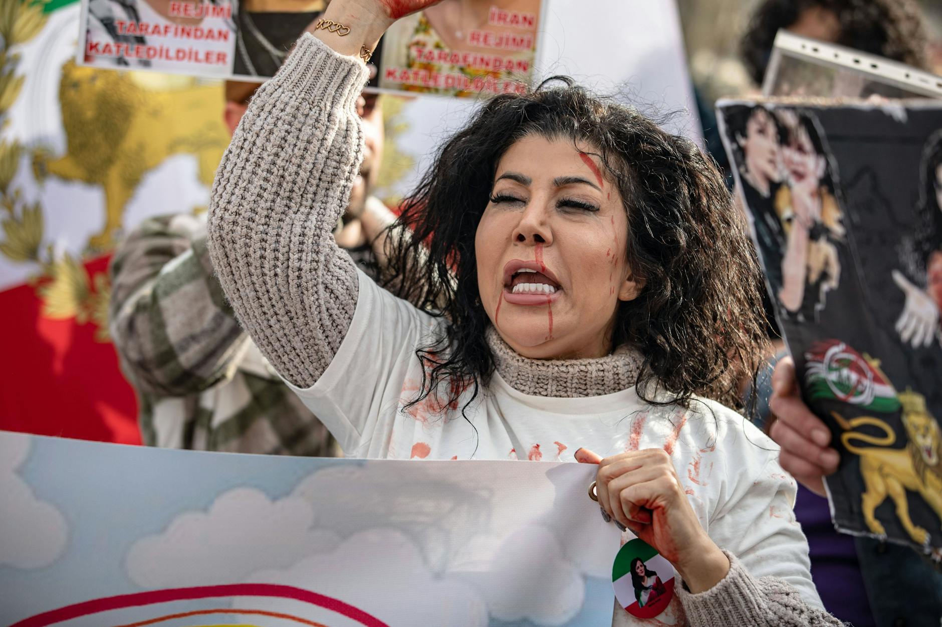Eine Frau bei einem Protest gegen die iranische Führung in Istanbul.