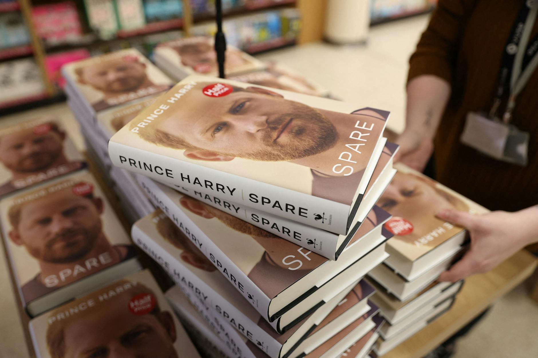 Ein Mitarbeiter packt das Buch „Spare“ des britischen Prinzen Harry, dem Herzog von Sussex, aus. Es führt jetzt schon die Bestseller-Listen an.