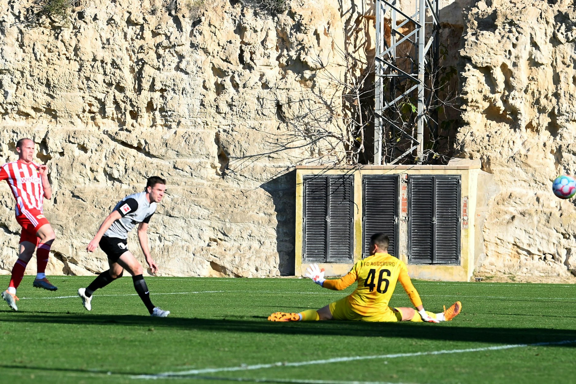 Sven Michel (l.) trug seinen Teil dazu bei, dass der 1. FC Union Berlin den FC Augsburg gleich zweimal besiegte.