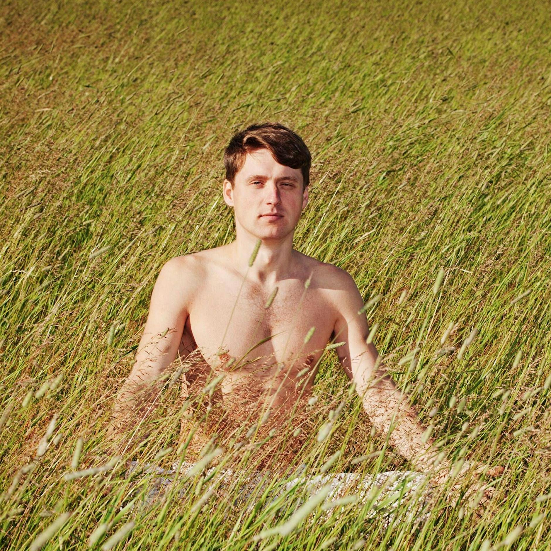 Nackter Autofahrer muht und frisst Gras – Comedian lacht sich schlapp! Video!