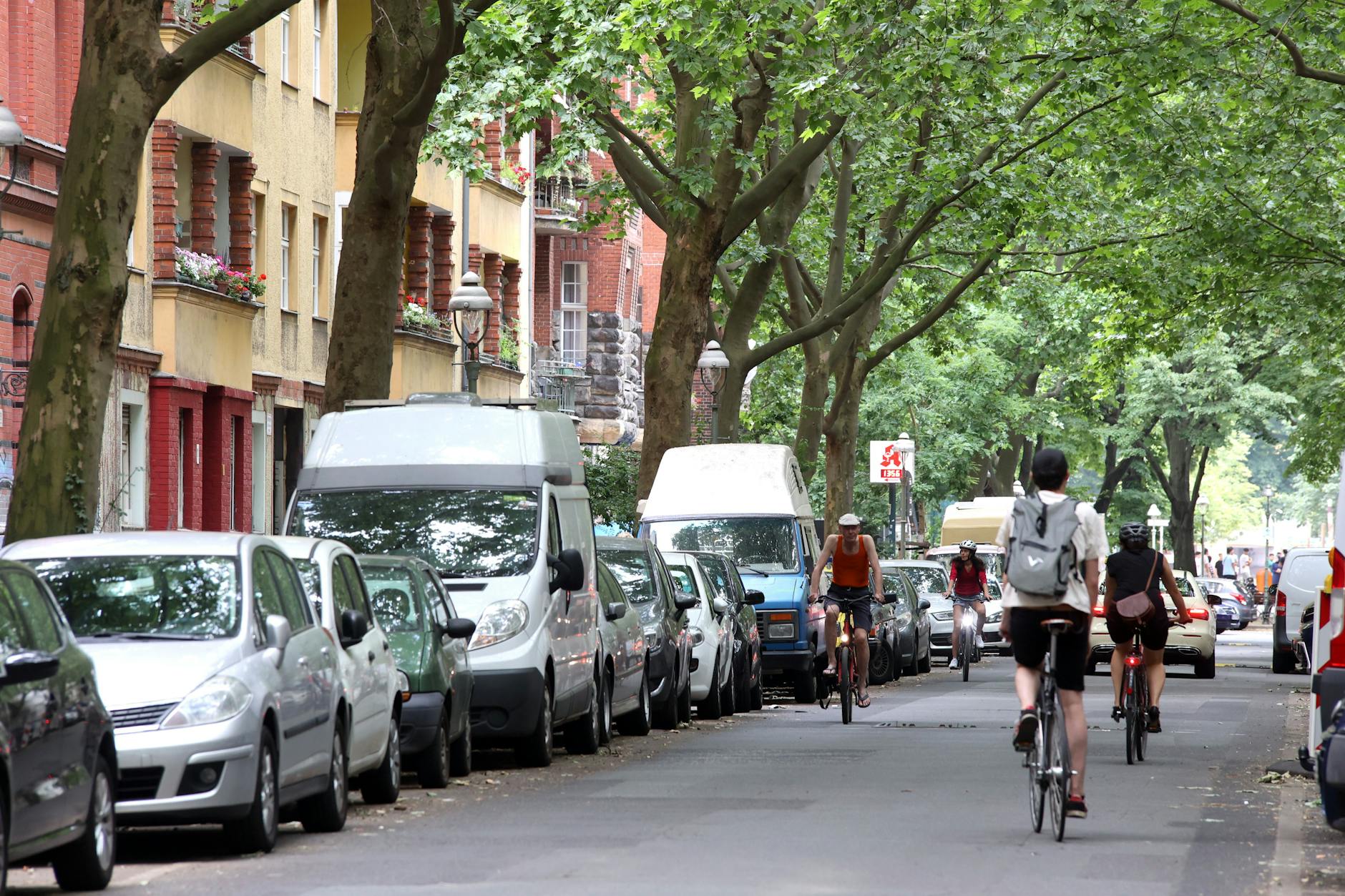 Der Kreuzberger Graefekiez im Sommer. Das Wohnviertel südlich vom Landwehrkanal soll 2023 vorübergehend alle Autostellplätze verlieren. So entsteht Platz für andere Nutzungen.