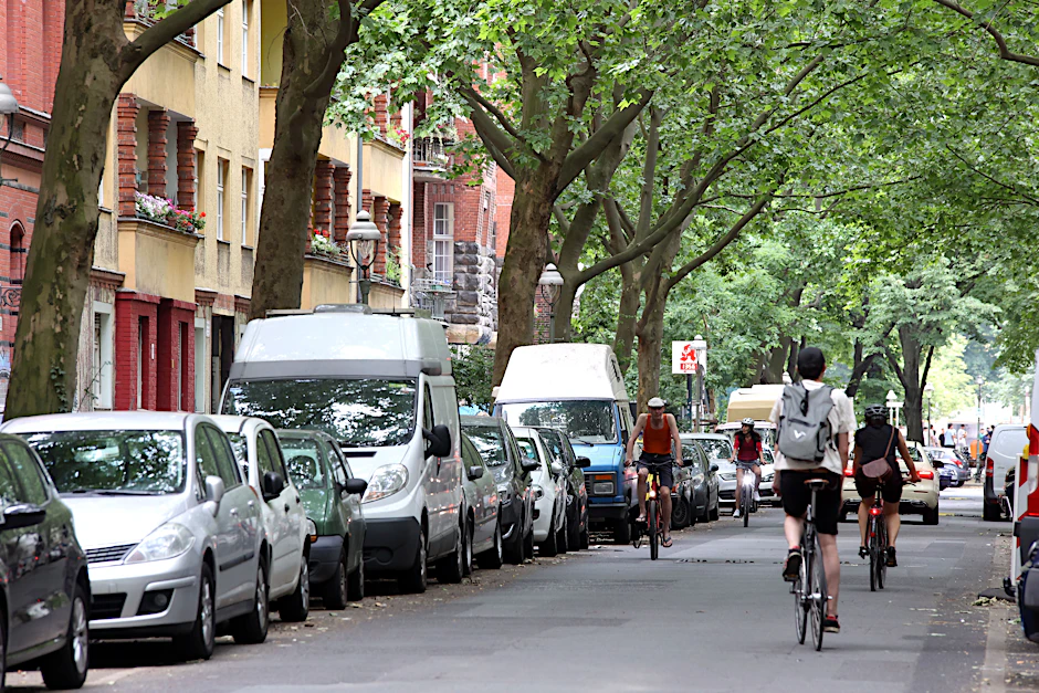Der Kreuzberger Graefekiez. Die meisten Wege werden zu Fuß oder per Rad bewältigt, Autobesitzer sind in der Minderzahl. Trotzdem beherrschen Autos einen großen Teil des öffentlichen Raums.&nbsp;