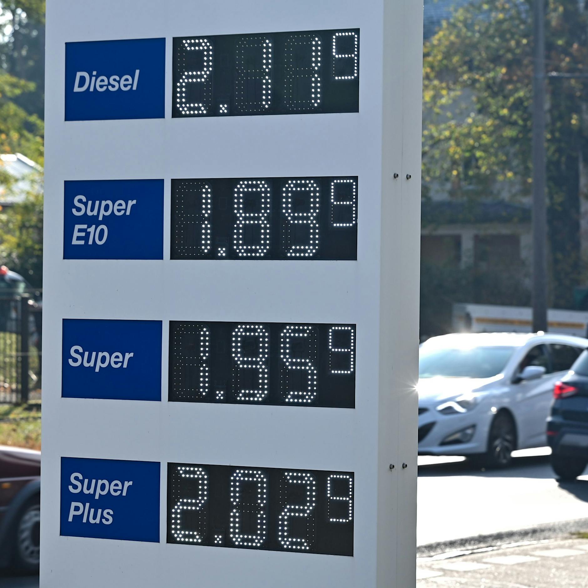 Berlin und Brandenburg drohen wieder höhere Spritpreise! Das Öl geht aus, die Raffinerie in Schwedt ist nur noch zur Hälfte ausgelastet