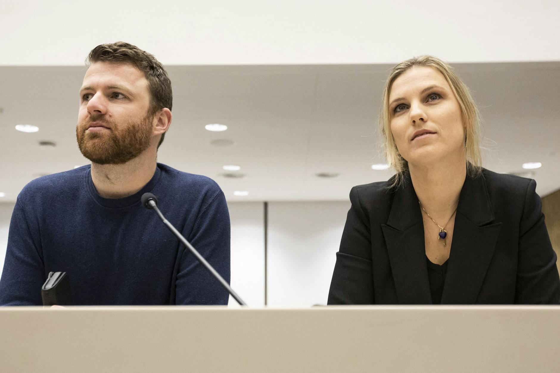 Royce de Vries und seine Schwester Kelly de Vries, Kinder es ermordeten Journalisten, verfolgen den Prozess. 